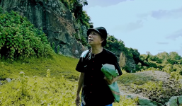 Bảo Chung khác lạ với hình ảnh trang phục tả tơi trong trailer 'Ăn quýt trả vàng'